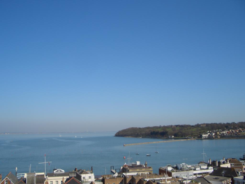 Cliffhanger 18 Castle Road Cowes  Chambre photo