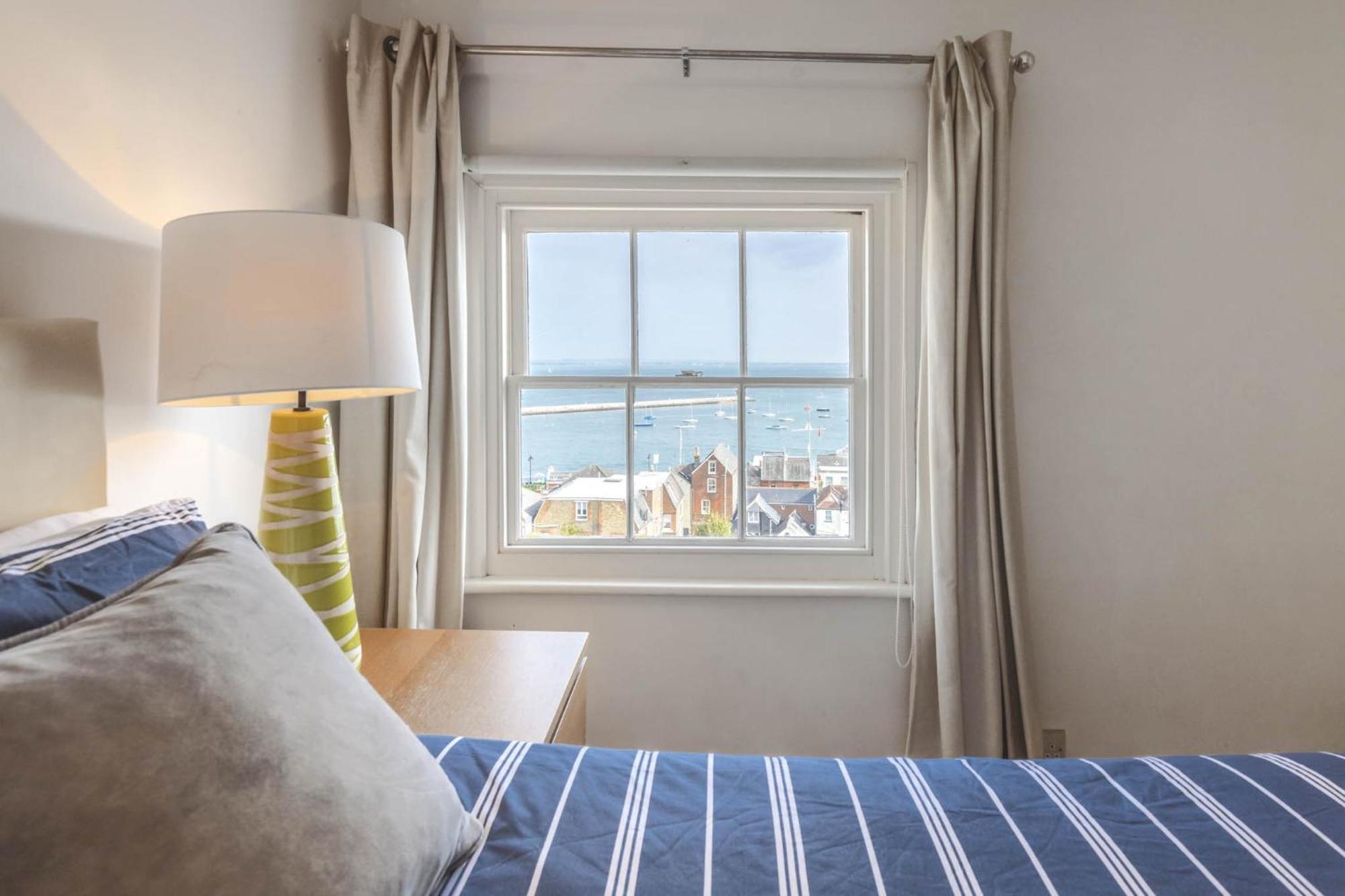 Cliffhanger 18 Castle Road Cowes  Extérieur photo